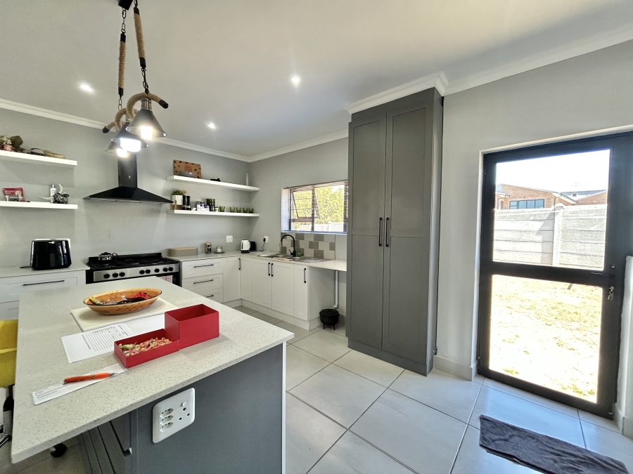 4 Bedroom Property for Sale in Wavecrest Eastern Cape